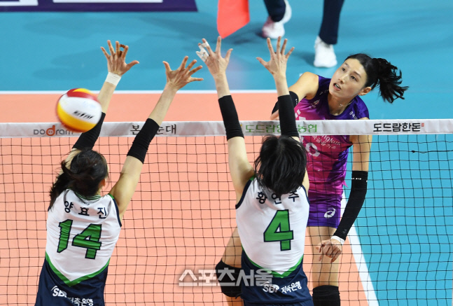 [포토]힘차게 공격하는 흥국생명 김연경