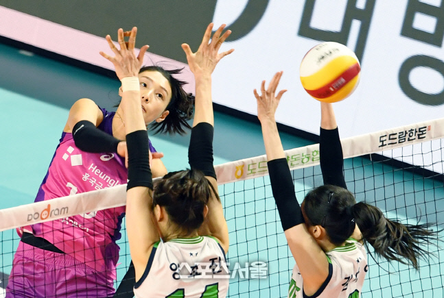 [포토]현대건설의 블로킹 뚫는 흥국생명 김연경