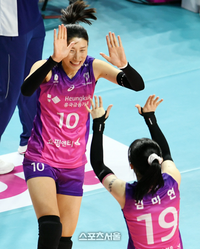 [포토]하이파이브 나누는 김연경-김미연