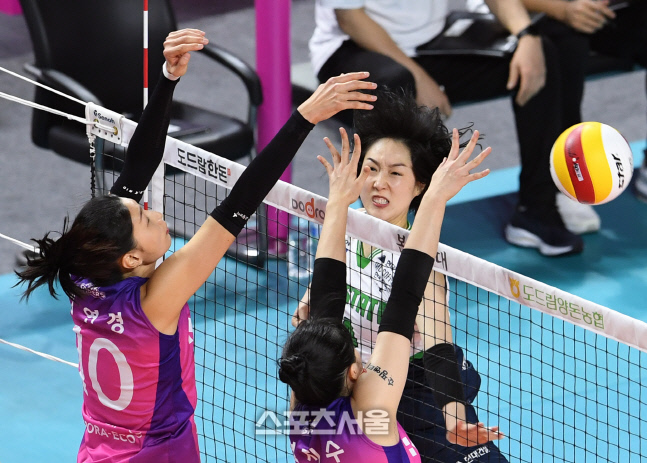 [포토]황연주의 공격을 블로킹하는 김연경