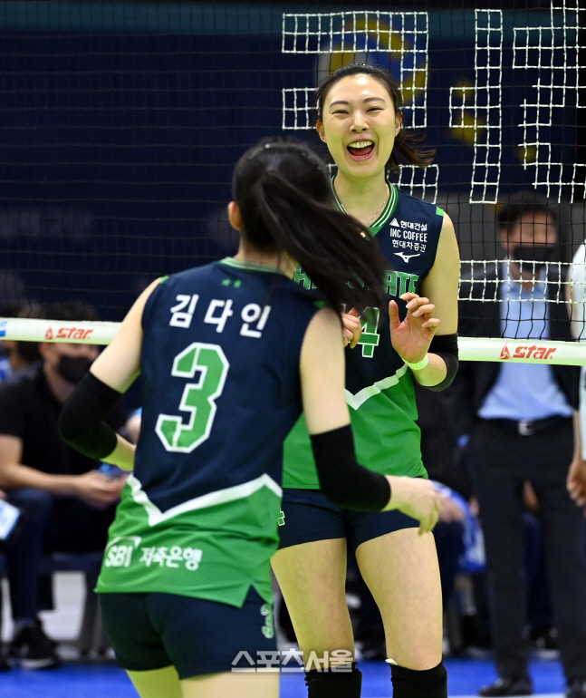 "그냥 웃을게요" 양효진은 대표팀 복귀 대신 후배들 응원을 택했다[현장인터뷰]