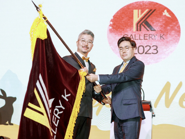왼쪽부터 갤러리K 김정필 의장, 허국현 대표