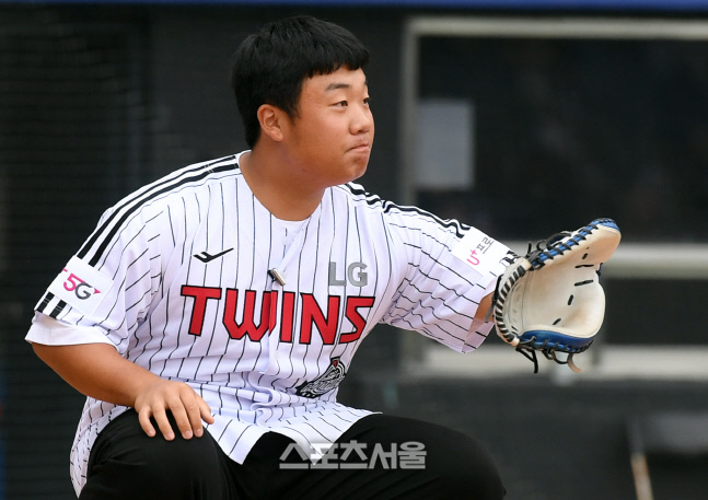 [포토]시포에 나선 LG 1라운드 지명 신인 김범석