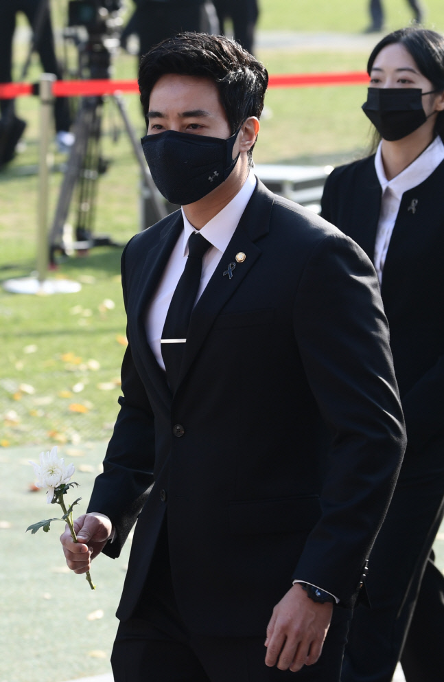 이태원 사고 사망자 합동분향소 찾은 이근 전 대위