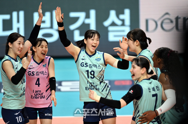 [포토] 환호하는 GS칼텍스 '완벽한 승리야'