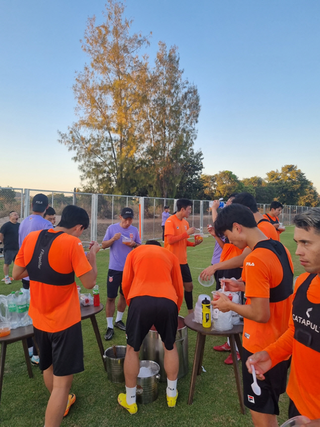 훈련장에 등장한 '서프라이즈' 화채, 분위기는 한층 더 'UP'[치앙마이 SS현장]