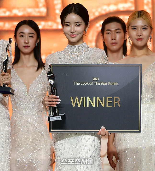 배우 겸 모델 신새롬, '2023 더룩오브더이어 코리아' 대상은 내 꺼! [포토]