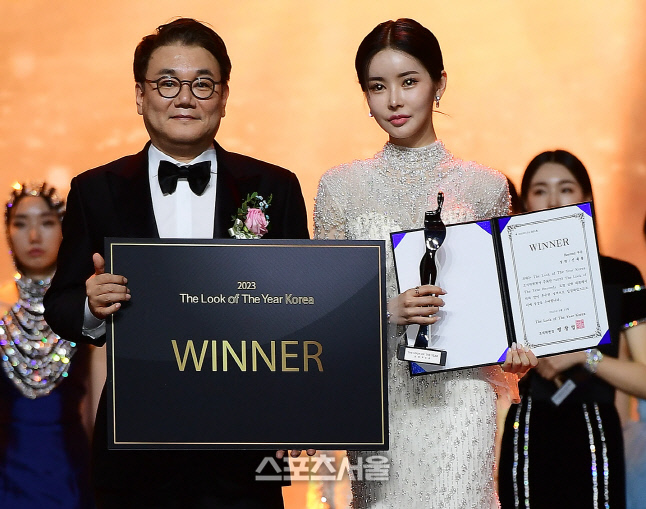 '2023 더룩오브더이어 코리아' 대상은? 모델 겸 배우 신새롬!
