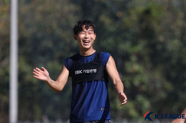 '킥 장인'의 비결?...주장 윤빛가람, 훈련 후 '나홀로' 프리킥 연습 [치앙마이 SS현장]