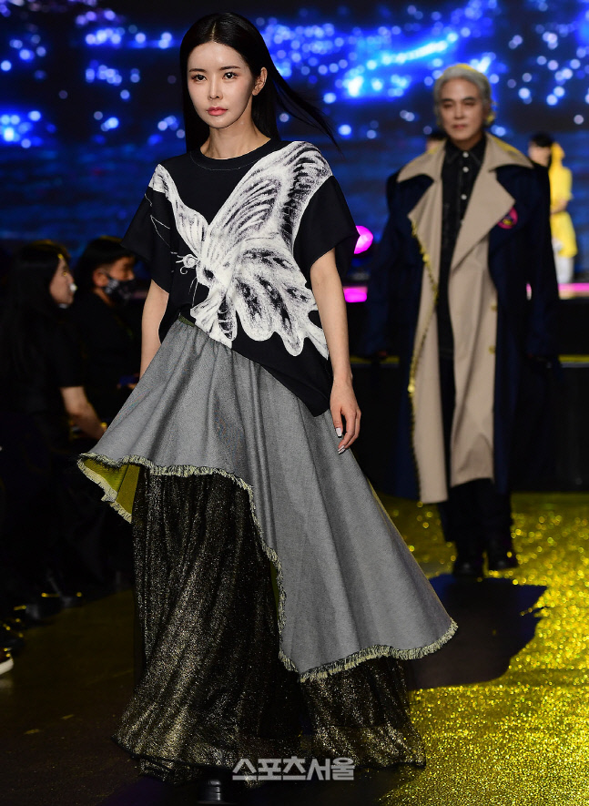 2023 더룩오브더이어 코리아 신새롬, 런웨이를 압도하는 카리스마! [포토]