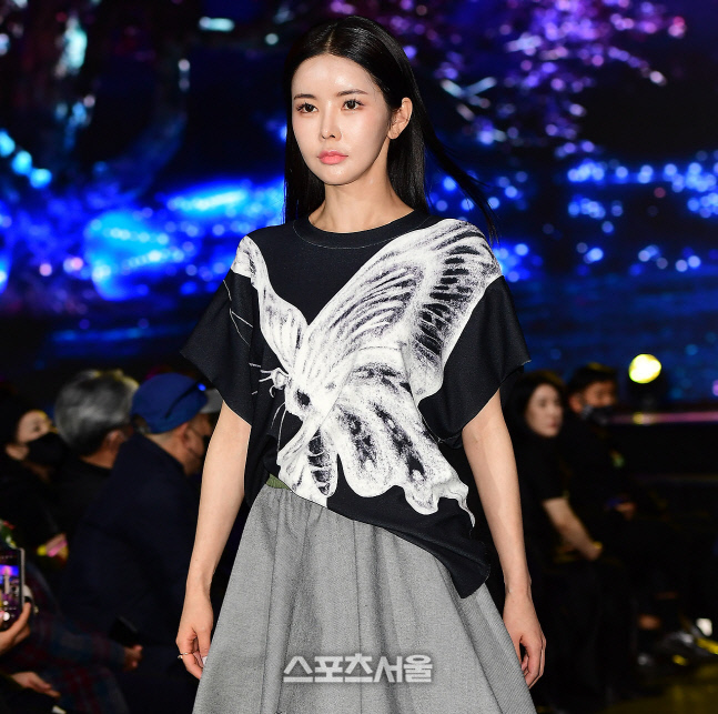 여신의 아우라를 뽐내는 배우 신새롬, '2023 더룩오브더이어 코리아' 최강미모! [포토]