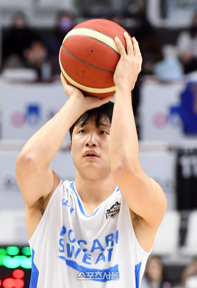 [포토]3점슛 콘테스트에 도전하는 허웅