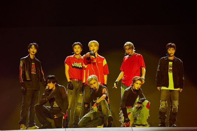 NCT127 북미 콘서트 매진 사례…'질주'·'스티커' 한국어 떼창