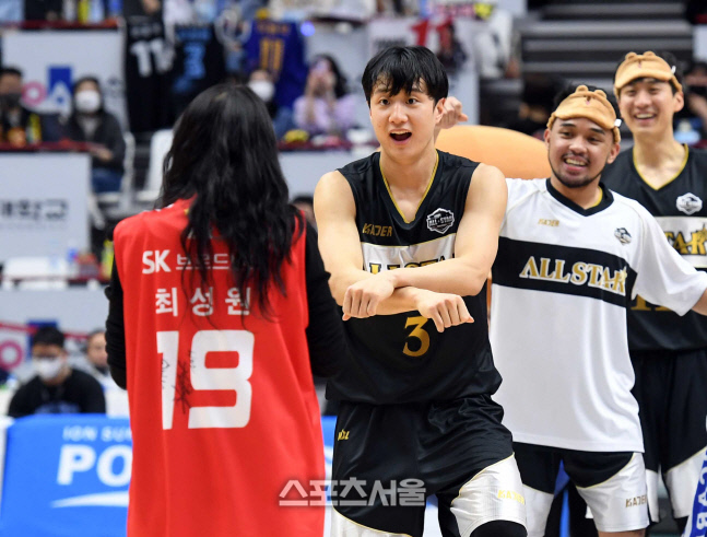 [포토]허웅, 강남스타일 춤을!