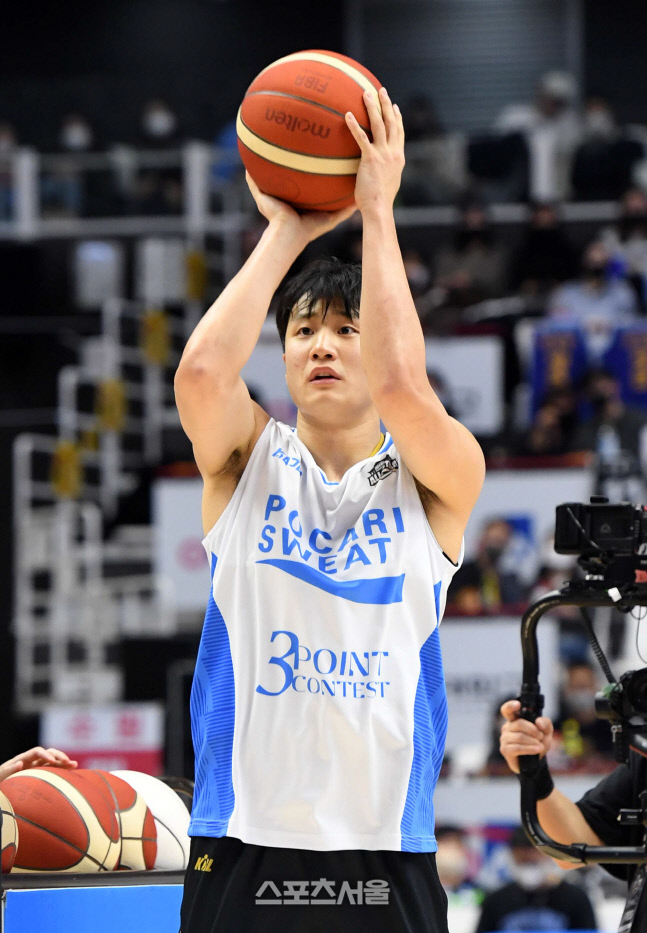 [포토]3점슛 콘테스트 우승 차지한 허웅