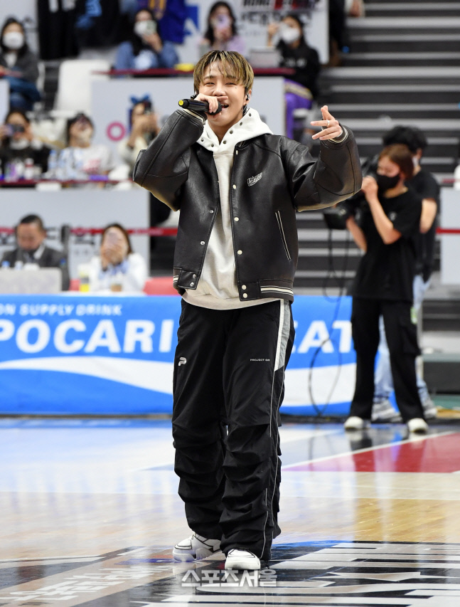 [포토]프로농구 올스타전, 래퍼 비오의 축하 공연