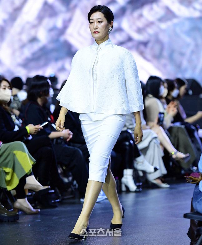 2023 더룩오브더이어 코리아 시니어, 8등신 비율을 자랑하며... [포토]