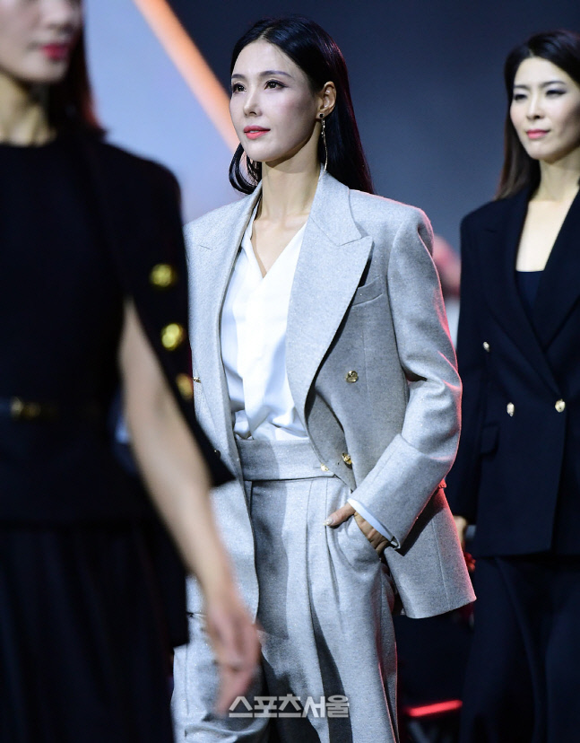 2023 더룩오브더이어 코리아 시니어, 40대가 제안하는 톰보이 패션! [포토]