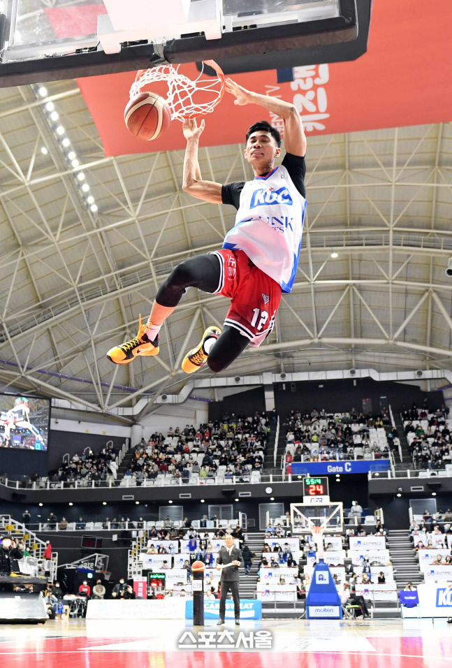 [포토]높게 날아오른 렌즈 아반도