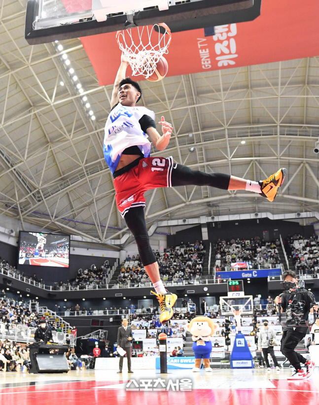 [포토]렌즈 아반도의 호쾌한 덩크