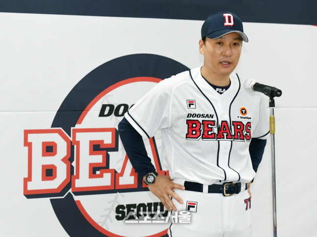 [포토]두산 이승엽 감독, \'팬들에 박수를 받는 팀이 될 수 있도록...