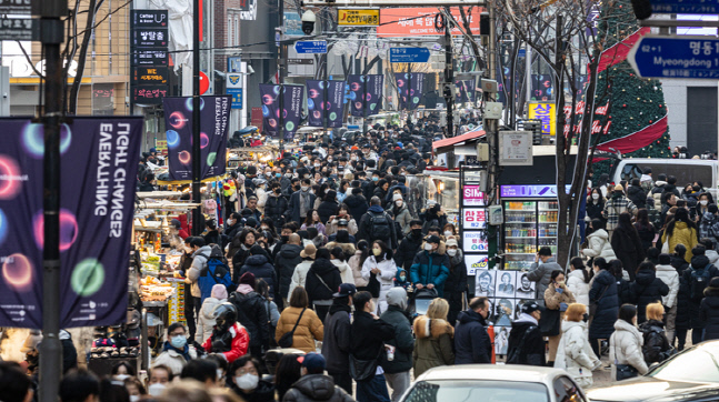 송년 인파로 붐비는 명동