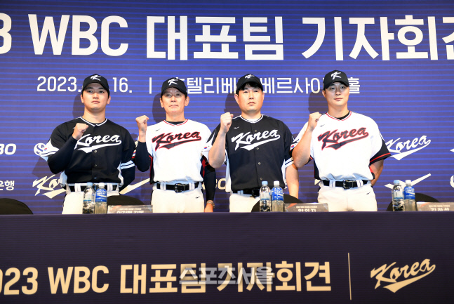 [포토]각오를 다지는 WBC 대표팀 이강철 감독과 대표 선수들