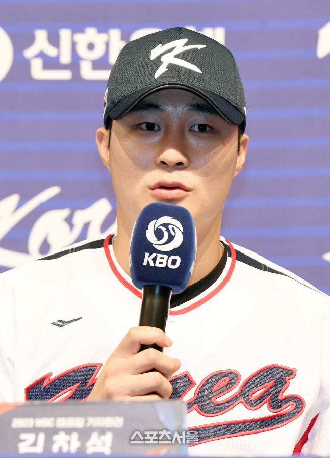[포토]WBC 대표팀 김하성, '에드먼과 호흡을 맞춰서...'