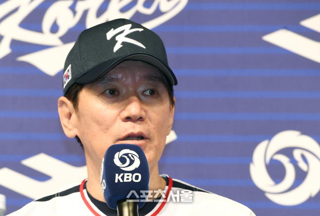 [포토]WBC 출전 각오 밝히는 이강철 감독