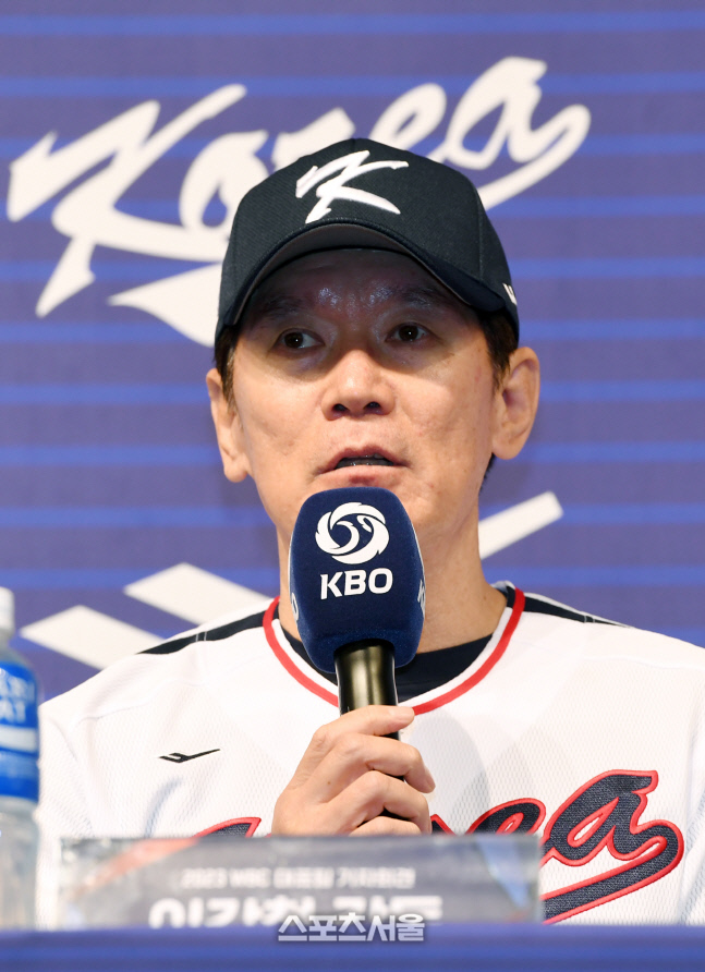 [포토]WBC 대표팀 이강철 감독, '주장은 김현수!'