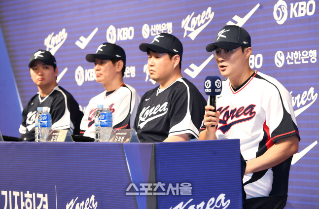 [포토]취재진의 질문에 답하는 WBC 대표팀의 김하성