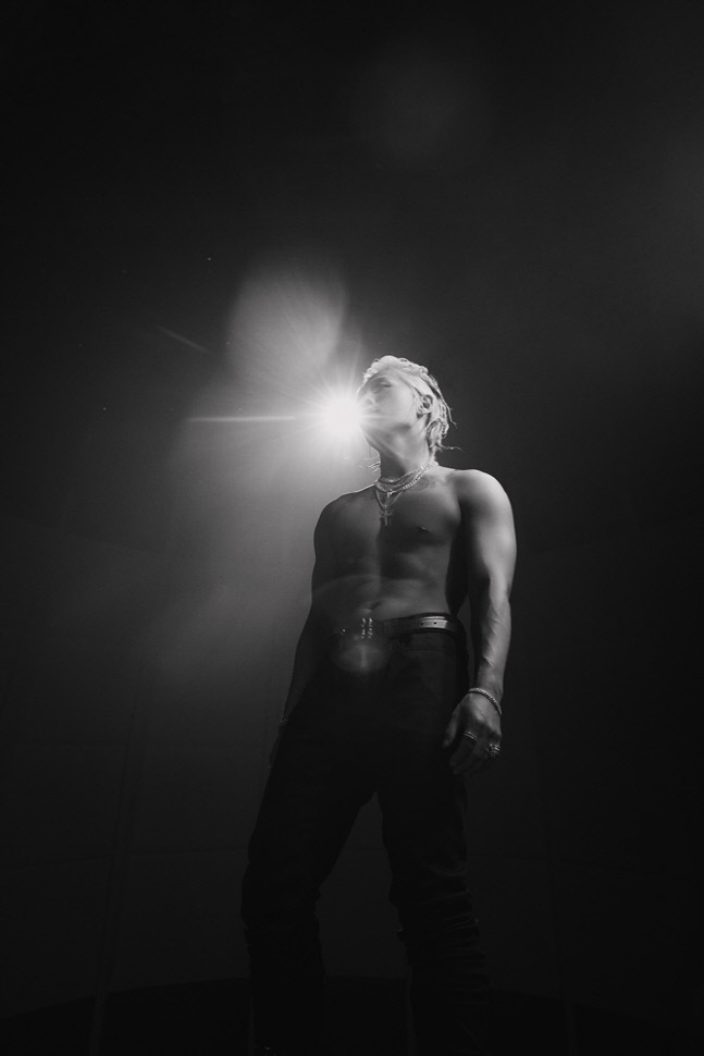 태양, 'VIBE' 뮤비 비하인드 사진 속 섹시 카리스마