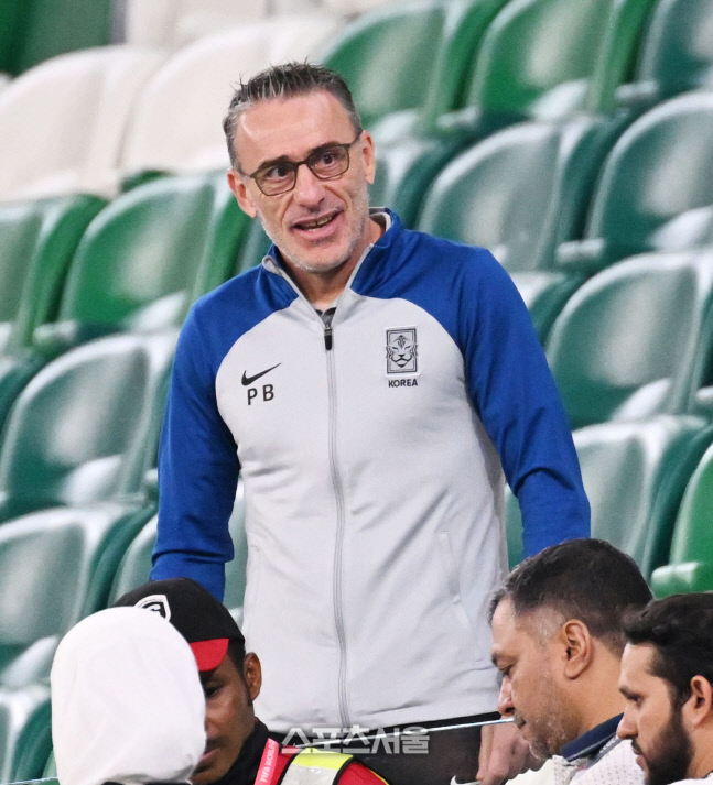 [포토] 관중석 향하는 벤투 감독