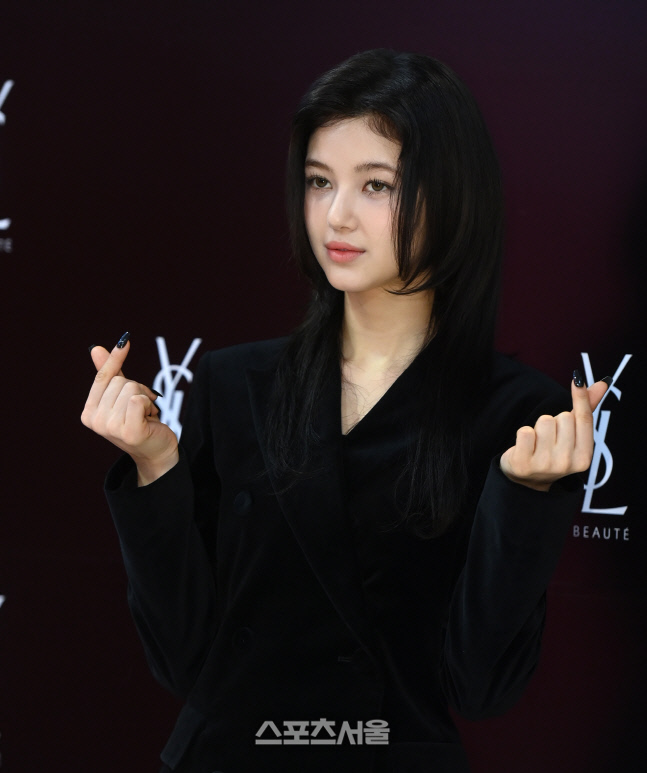 [포토] 뉴진스 다니엘 '하트 발사'