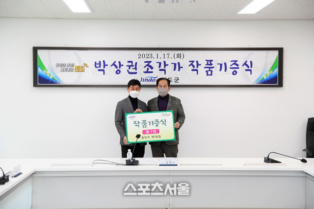 박상권 작가, 고향 진도에 작품 기증