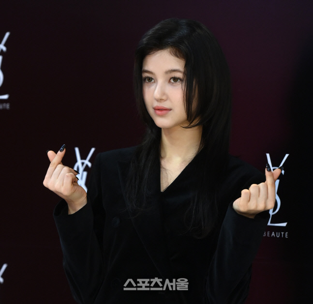 [포토] 뉴진스 다니엘 '쌍하트 발사'