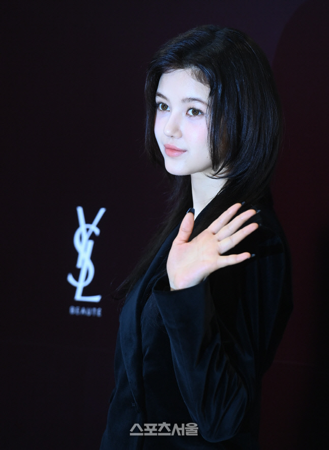 [포토] 뉴진스 다니엘 '심쿵 손인사'