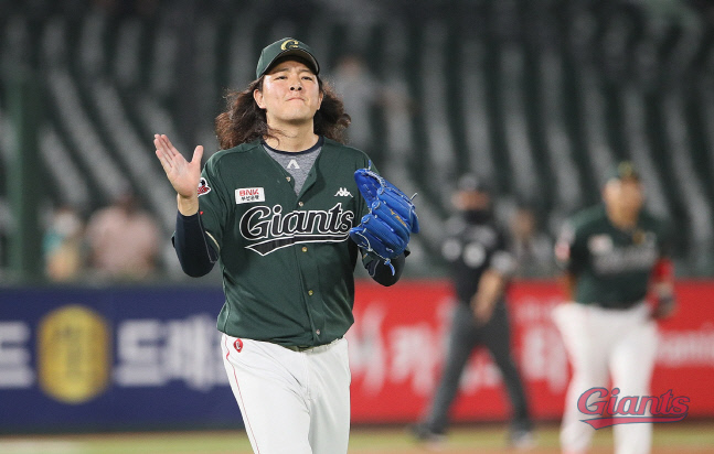 220817-두산전-58-김원중 경기 마무리KCH19782