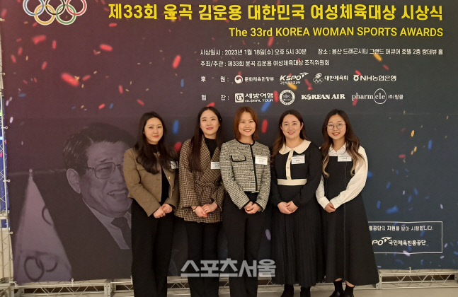 팀킴-최민정, 윤곡 김운용 여성체육대상...스킵 김은정 "올해 국가대표 목표"