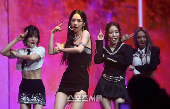 [포토] 갓더비트 카리나 \'여전사 눈빛으로\'