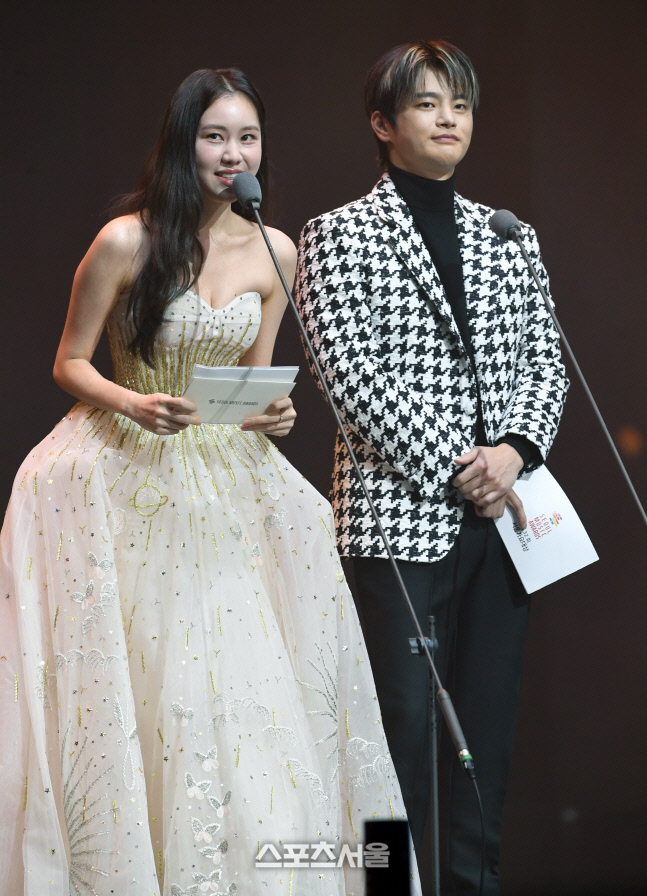 [포토]김예원-서인국, 서울가요대상 시상자로 무대에