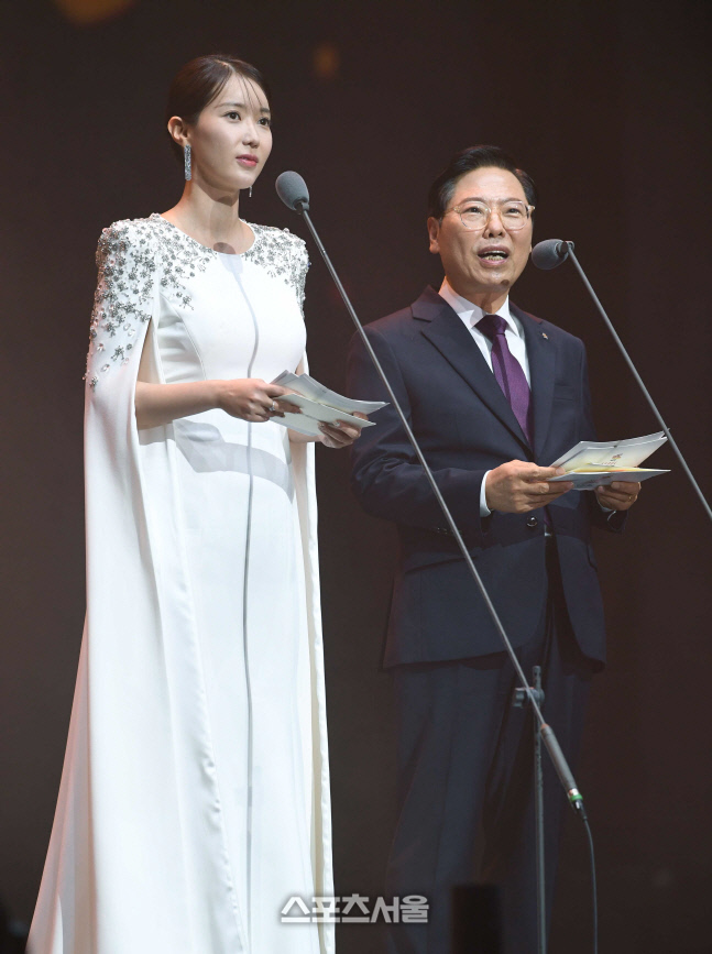 [포토]서울가요대상 시상자로 무대에 오른 임수향-이삼걸 대표