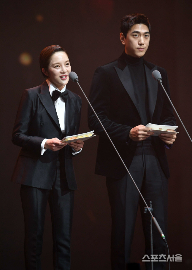 [포토]서울가요대상 본상 수상자 발표하는 황보라-성준