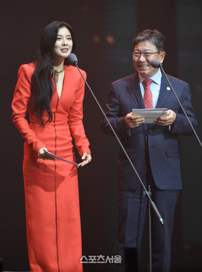 [포토]이선빈-윤상직 사무총장, 레전드 아티스트상 수상자는...