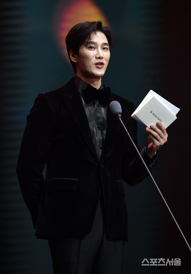[포토]안보현, 서울가요대상 최고음원상 발표합니다!