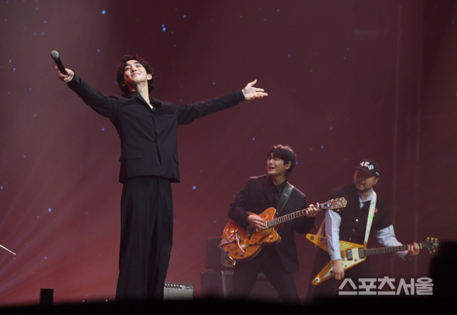 [포토]서울가요대상 무대를 한껏 느끼는 잔나비