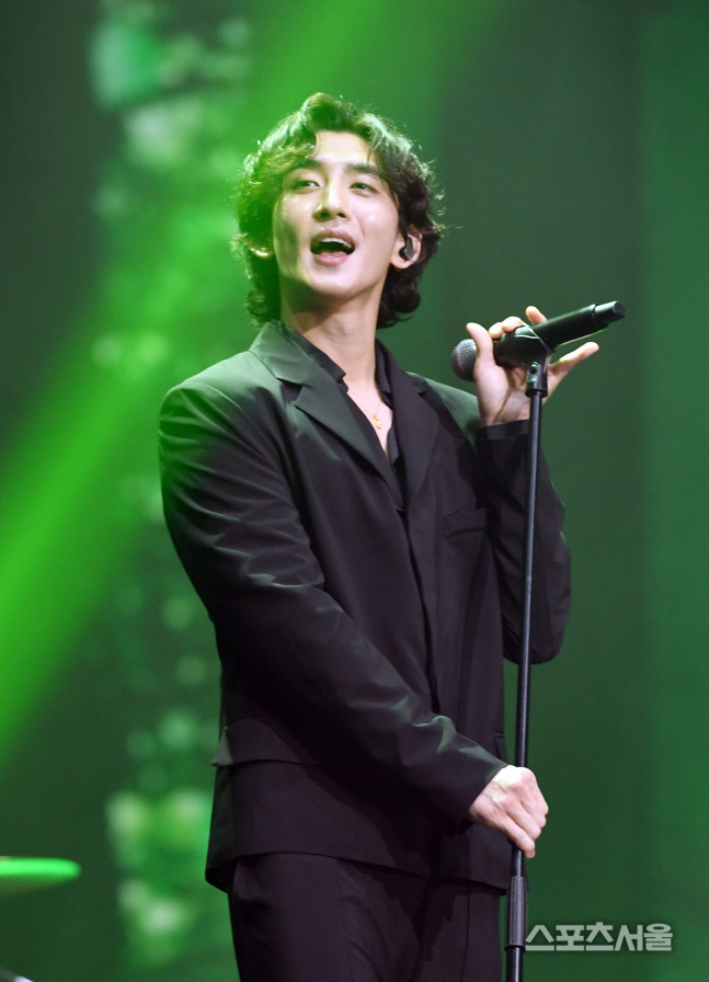 [포토]서울가요대상 무대 꾸미는 잔나비 최정훈