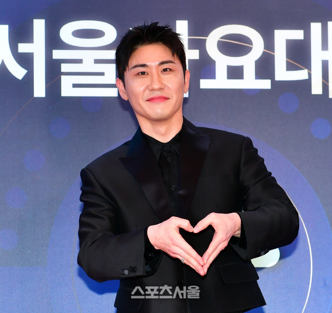 '영탁하트^^' 서울가요대상 레드카펫 오른 영탁[포토]