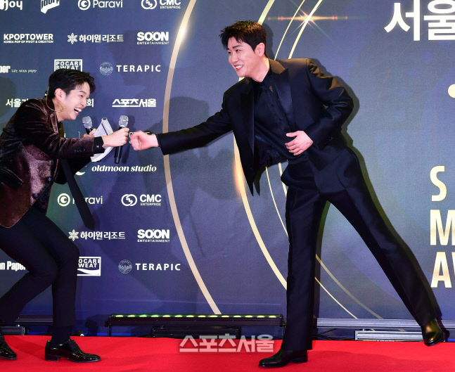 '사회자와 주먹꿍' 서울가요대상 레드카펫 오른 영탁[포토]