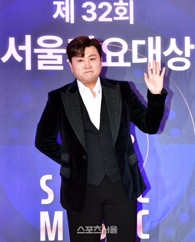 입술 꾹^^ 서울가요대상 김호중[포토]